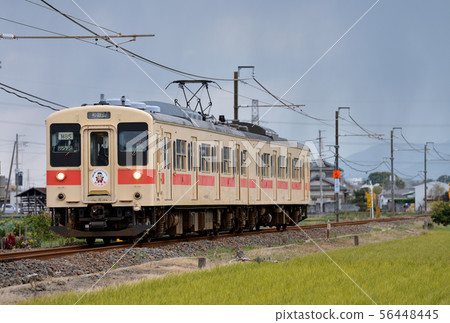 Two 105 series ordinary trains running on the Wakayama Line Two 105 series ordinary trains running on the Wakayama Line 56448445