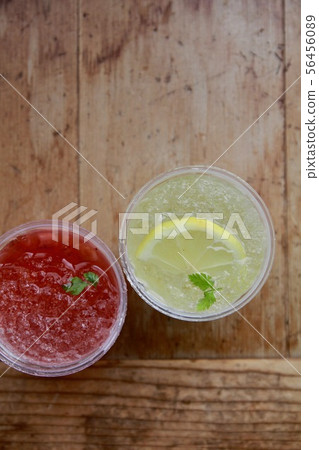 草莓檸檬碎果凍放入杯中 56456089