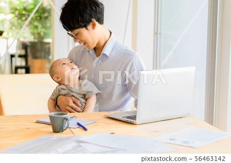 Men who work while holding a child 56463142