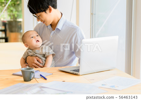 Men who work while holding a child 56463143