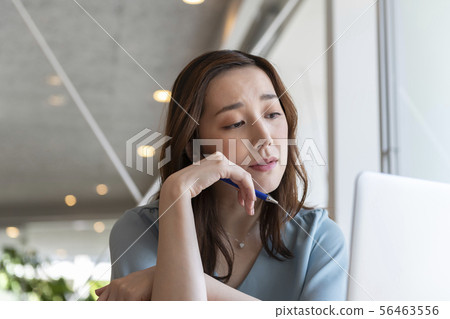 有思想的女人,同時看著電腦屏幕 有思想的女人,同時看著電腦屏幕 56463556