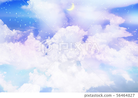 新月和雲彩在滿天星斗的天空 56464827