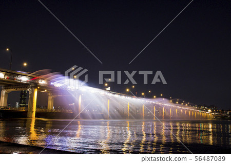 Banpo Bridge, famous for its moonlight rainbow fountain Banpo Bridge, famous for its moonlight rainbow fountain 56487089