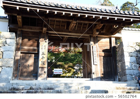 Kyoto Ohara Sanzen-in Gate of colored leaves 56502764
