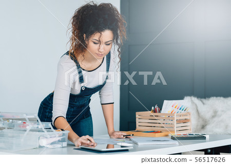 online art training school lady video draw home 56517626