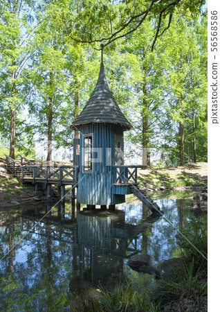 新鮮的綠色Akebono兒童森林公園藍色建築在池塘上 新鮮的綠色Akebono兒童森林公園藍色建築在池塘上 56568586
