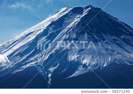 The backlit Mt. Fuji seen from the Misaka Mountains and Kiyohachiyama The backlit Mt. Fuji seen from the Misaka Mountains and Kiyohachiyama 56571240