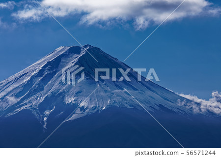 The backlit Mt. Fuji seen from the Misaka Mountains and Kiyohachiyama The backlit Mt. Fuji seen from the Misaka Mountains and Kiyohachiyama 56571244