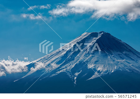 The backlit Mt. Fuji seen from the Misaka Mountains and Kiyohachiyama The backlit Mt. Fuji seen from the Misaka Mountains and Kiyohachiyama 56571245