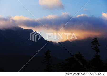 在北阿爾卑斯山的小塚Shindo，Kagamidaira風景，淺野穗高山脈，大小方的春日之路 56574217