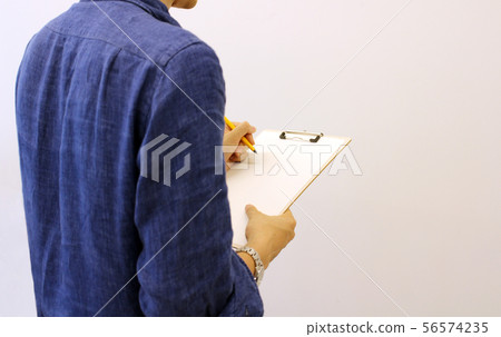 Man taking a questionnaire Body parts Man taking a questionnaire Body parts 56574235