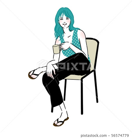 少婦坐椅子和飲用的咖啡 56574779