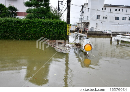 日本西部大雨災害後的水淹渠道 56576084