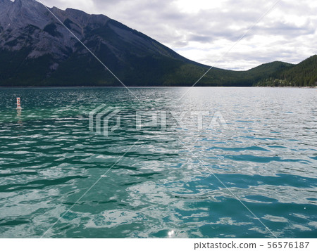 Minnewanka湖上的綠寶石和加拿大落基山脈4 56576187