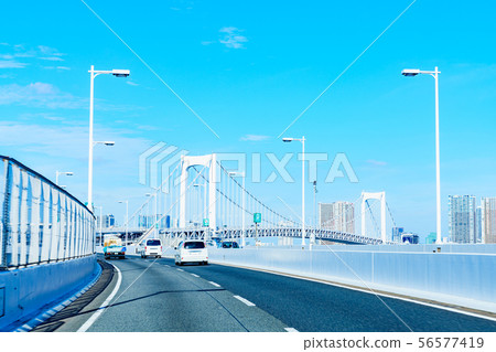 [交通圖像]在暑假期間從千葉開往彩虹橋的東京都市區的景象 56577419