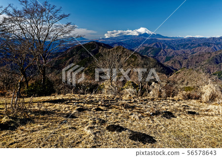 Fuji seen from Tanzawa and Nabewariyama in early winter 56578643