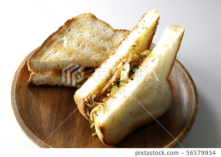 Yakisoba Sandwich 56579934