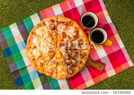 在戶外野餐混合比薩餅 在戶外野餐混合比薩餅 56580080