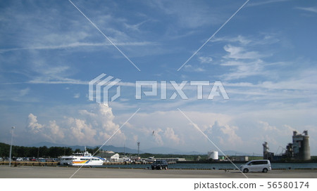 Iidou mountain range and thunderhead cloud seen from Iwafune Port, Murakami City, Niigata Prefecture Iidou mountain range and thunderhead cloud seen from Iwafune Port, Murakami City, Niigata Prefecture 56580174