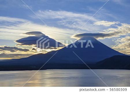 富士山和日出在本山湖Motosu 56580309