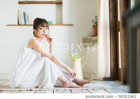 年輕的女士 56581962