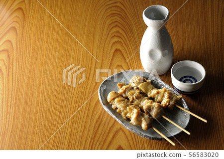 烤雞肉串和日本酒 烤雞肉串和日本酒 56583020