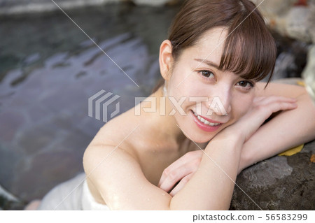 溫泉露天浴場女性沐浴場景GoTo旅行活動 溫泉露天浴場女性沐浴場景GoTo旅行活動 56583299