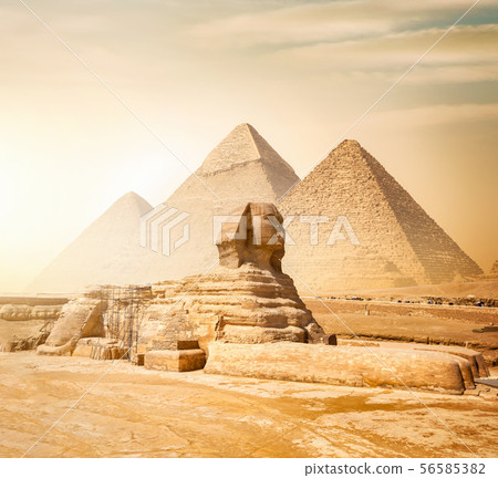 Sphinx and pyramids 56585382