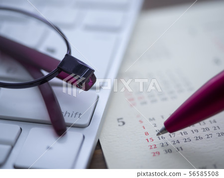 商業形象·日曆·鍵盤·眼鏡·女性 商業形象·日曆·鍵盤·眼鏡·女性 56585508