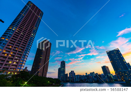 在颱風之後在柏島周圍的高層公寓的夜景 在颱風之後在柏島周圍的高層公寓的夜景 56588147