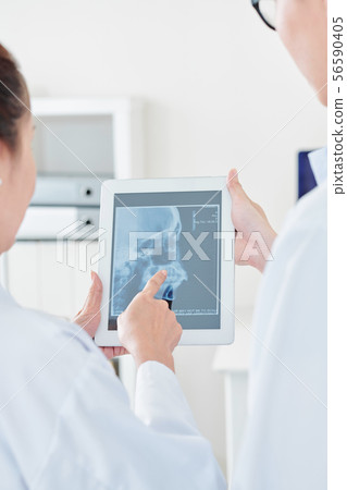 Surgeon pointing at jaw x-ray 56590405