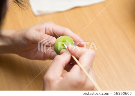採摘李子 56590603