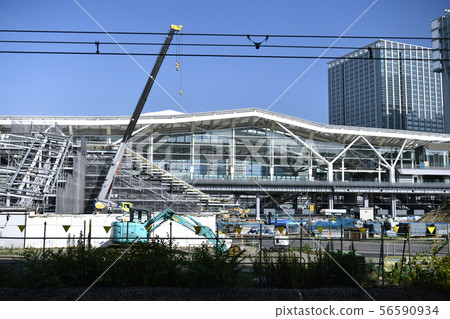日本的東京都市風景在山手線和京濱東北線的田町和品川站之間看到正在建設的高輪門戶站 56590934