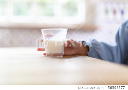 牛奶 兒童 孩子 56592377