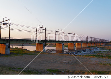 Tamagawa Bridge on the Keio Line in the evening 56593974
