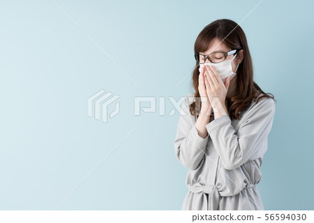 Women who suffer from hay fever 56594030