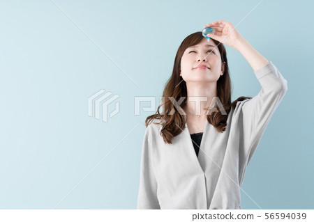 Women who suffer from hay fever Women who suffer from hay fever 56594039