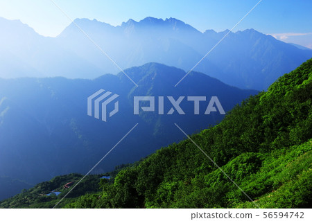 北阿爾卑斯山小池欣道的春日路，俯瞰山上的穗高山脈。 56594742