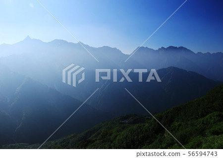 在北阿爾卑斯山的小淵Shindo的Kasugatake之路俯瞰Mt. 56594743