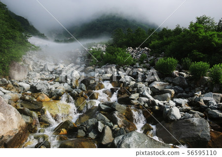 通往Kasugatake，北阿爾卑斯山的小池Shindo 56595110