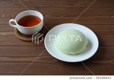 在一張木桌上的瓜麵包茶 在一張木桌上的瓜麵包茶 56596843