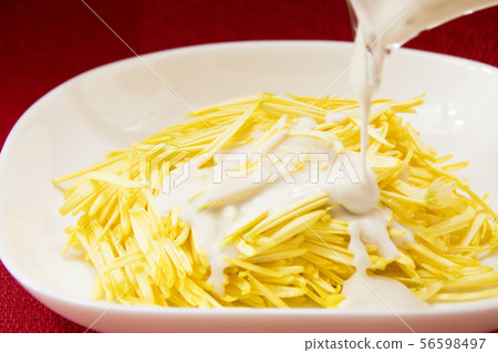 Chrysanthemum flower salad Chrysanthemum flower salad 56598497