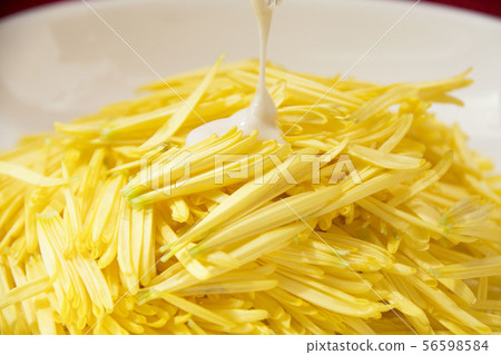 Chrysanthemum flower salad 56598584