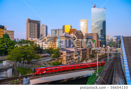 東京都市風景在日本東京地鐵丸之內線新車，野鳥，御茶水站等（東京天空樹在後面） 56604150