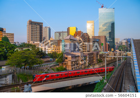 東京都市風景在日本東京地鐵丸之內線新車，野鳥，御茶水站等（東京天空樹在後面） 56604151