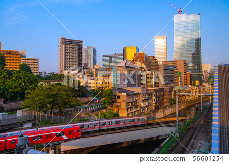 東京都東京，東京地鐵丸之內線新車，御茶水站等的景觀（東京天空樹在後面） 56604254