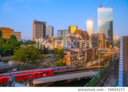 東京都東京，東京地鐵丸之內線新車，御茶水站等的景觀（東京天空樹在後面） 56604255