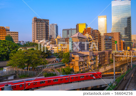 東京都市風景在日本東京地鐵丸之內線新車，野鳥，御茶水站等（東京天空樹在後面） 56604256