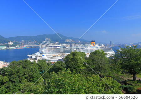 [長崎縣]一艘豪華遊輪，在長崎港口停靠 56604520