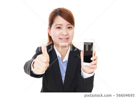 有智能手機的一名微笑的婦女 有智能手機的一名微笑的婦女 56604695